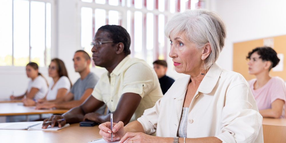 Adultes dans une salle de classe.