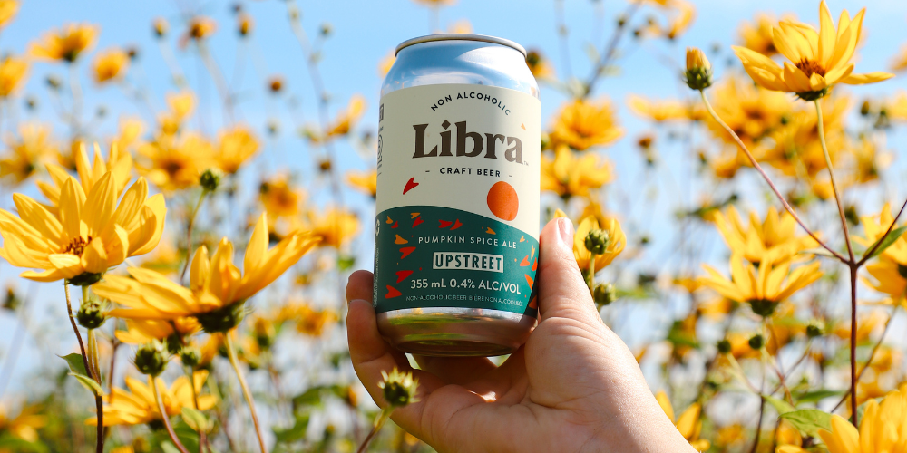 En train de tenir une canette de bière non alcoolisée Libra.