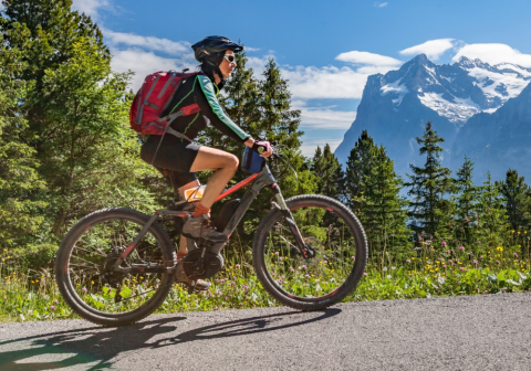 Femme en vélo sur un sentier de montagne