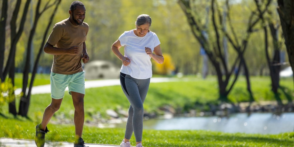 Couple adulte en train de faire du jogging.
